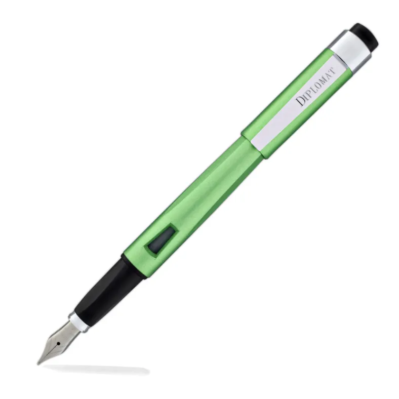​​​​Diplomat D40908028 Magnum Soft Touch Yeşil Dolma Kalem, Bold Uç - 1
